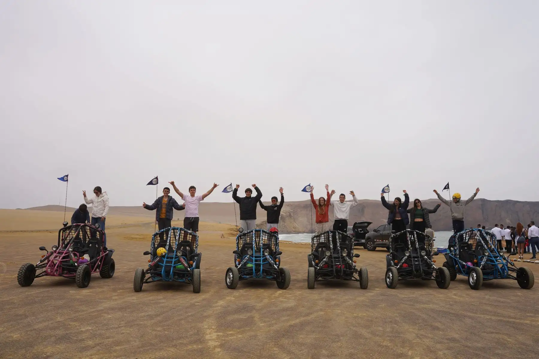Los visitantes tienen la oportunidad de explorarla de manera emocionante a bordo de mini buggies, cuatrimotos, o recorrer sus senderos en bicicletas, descubriendo sus formaciones rocosas únicas y la icónica Playa Roja.  Foto: ANDINA/Difusión: Genry Bautista