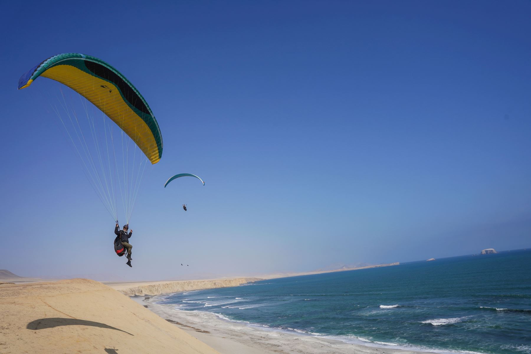 Sobrevuelo en parapente sobre el desierto costero es una de las actividades más solicitadas por los turistas.  Foto: ANDINA/Difusión: Genry Bautista