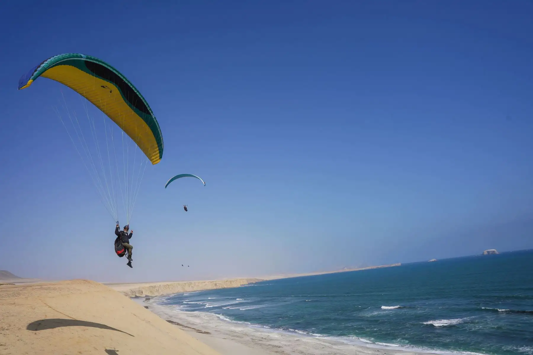 Sobrevuelo en parapente sobre el desierto costero es una de las actividades más solicitadas por los turistas.  Foto: ANDINA/Difusión: Genry Bautista