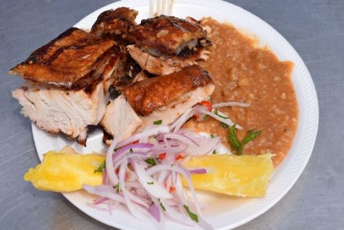 El Día del Chancho al Palo se celebra cada tercer domingo de octubre y Huaral atrae a miles de visitantes deseosos de disfrutar de su auténtico y crocante sabor.
