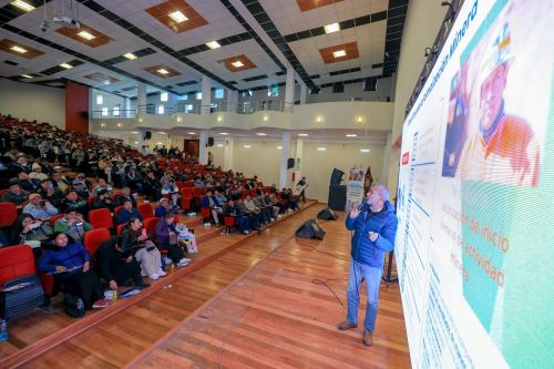 Taller de capacitación en el marco de la campaña de formalización minera en Puno, en las instalaciones de la Universidad Andina Néstor Cáceres. Foto: Cortesía.