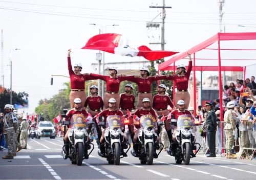 Con paso marcial y patriotismo, decenas de delegaciones cívicas y militares participaron del desfile cívico militar que se realizó en la ciudad de Trujillo por Fiestas Patrias. Foto: Luis Puell
