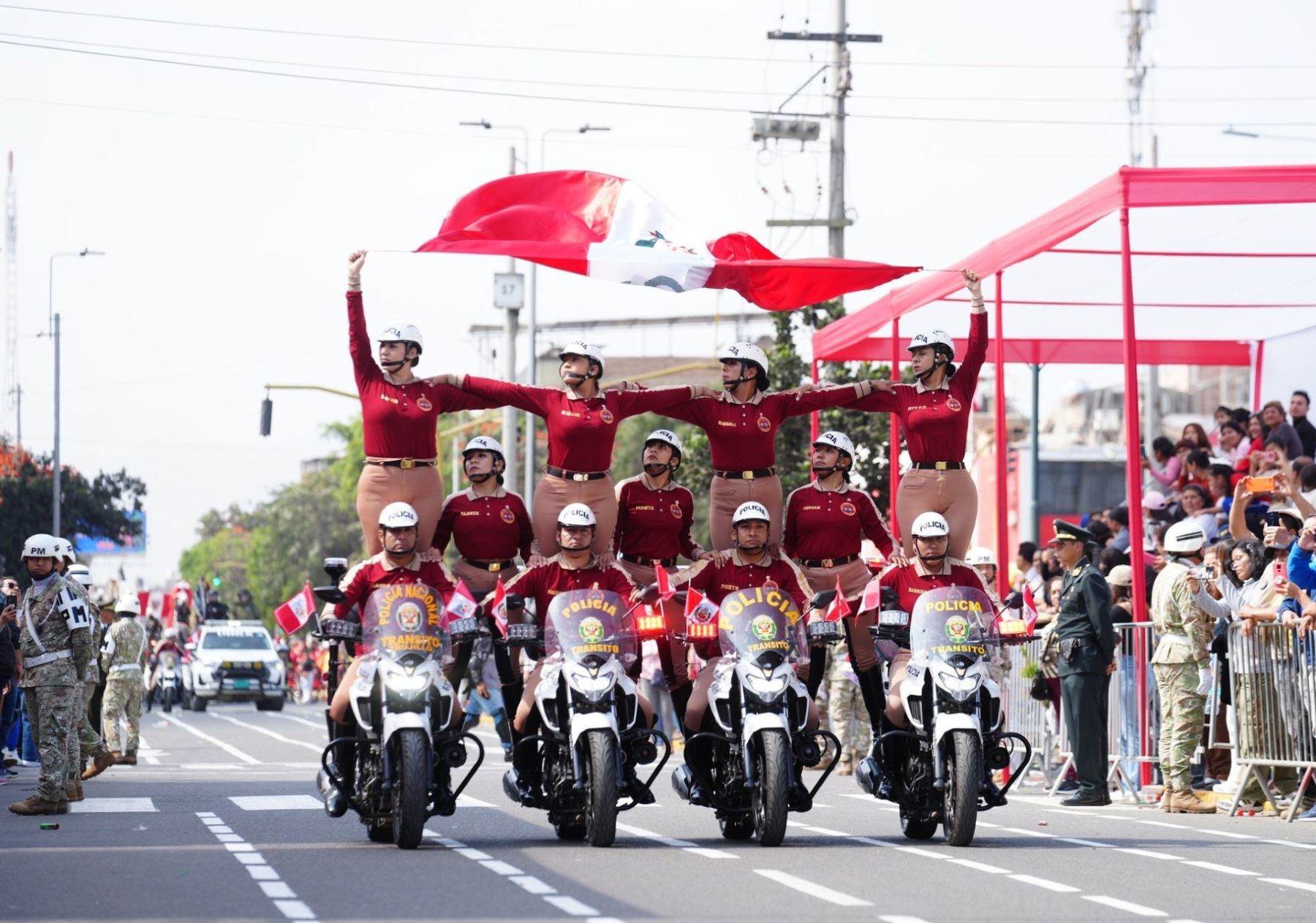 Con paso marcial y patriotismo, decenas de delegaciones cívicas y militares participaron del desfile cívico militar que se realizó en la ciudad de Trujillo por Fiestas Patrias. Foto: Luis Puell