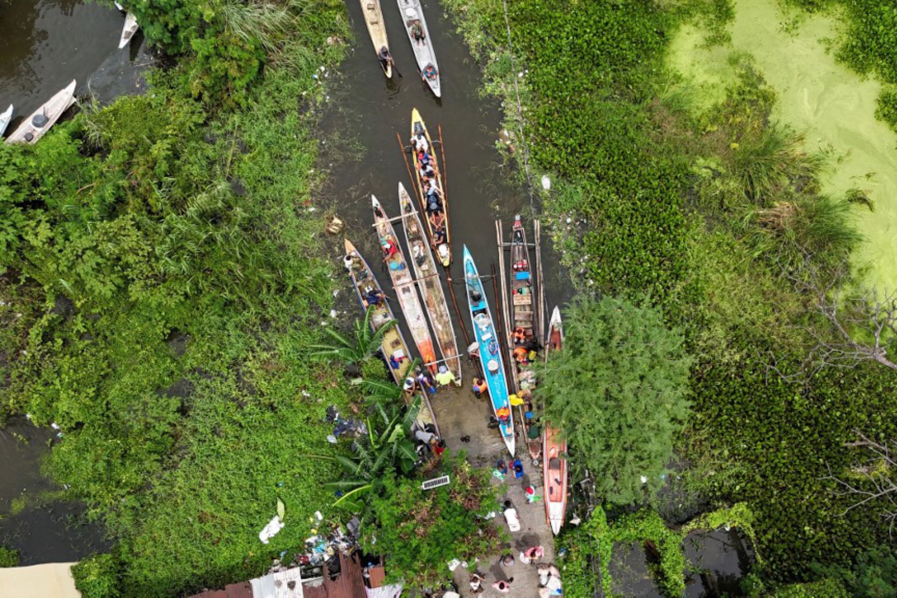 Una vista aérea muestra botes de madera atracados en una calle inundada en la ciudad de Calumpit, provincia de Bulacan, al norte de Manila, tras el desbordamiento de un río debido a las fuertes lluvias provocadas por el tifón Co-May. Foto: AFP