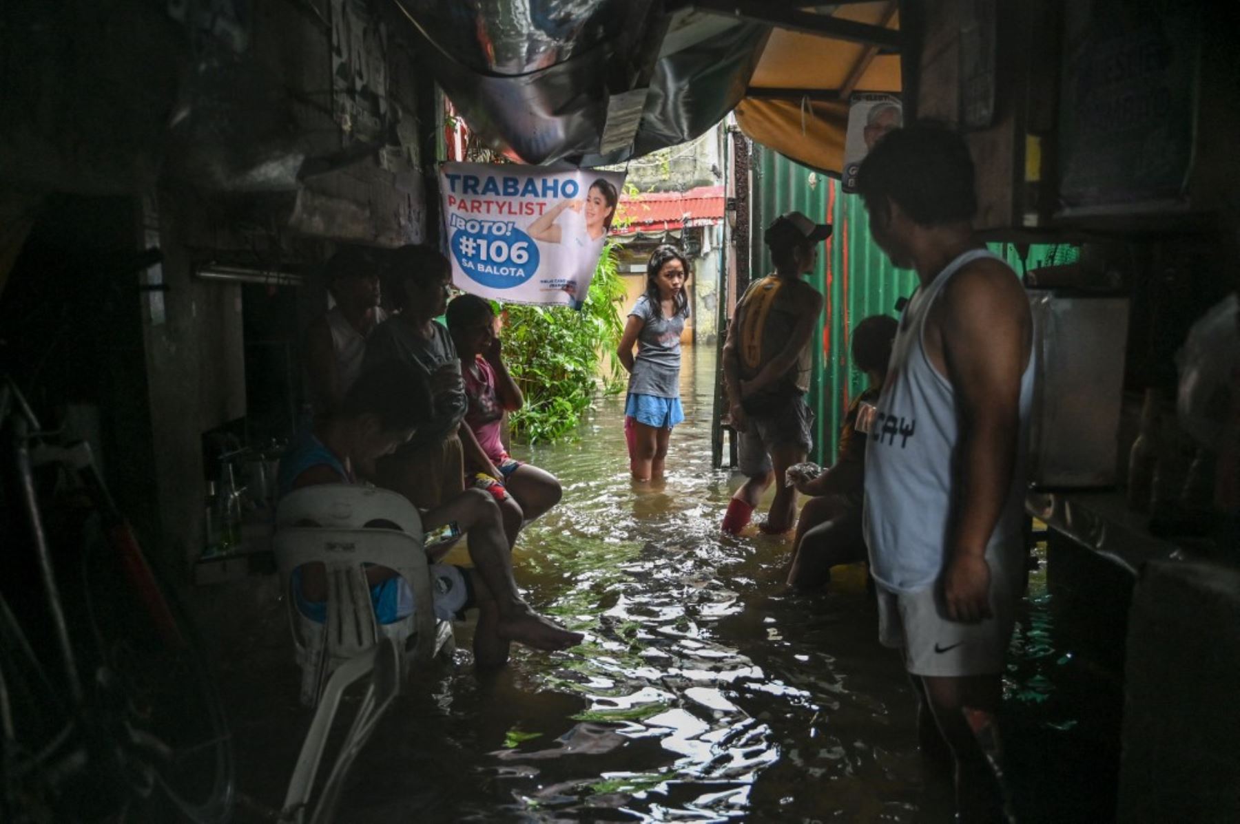 Filipinas cerró escuelas y canceló vuelos cuando lluvias torrenciales impulsadas por un tifón y una tormenta tropical separada azotaron la isla de Luzón, en el norte del país. Foto: AFP