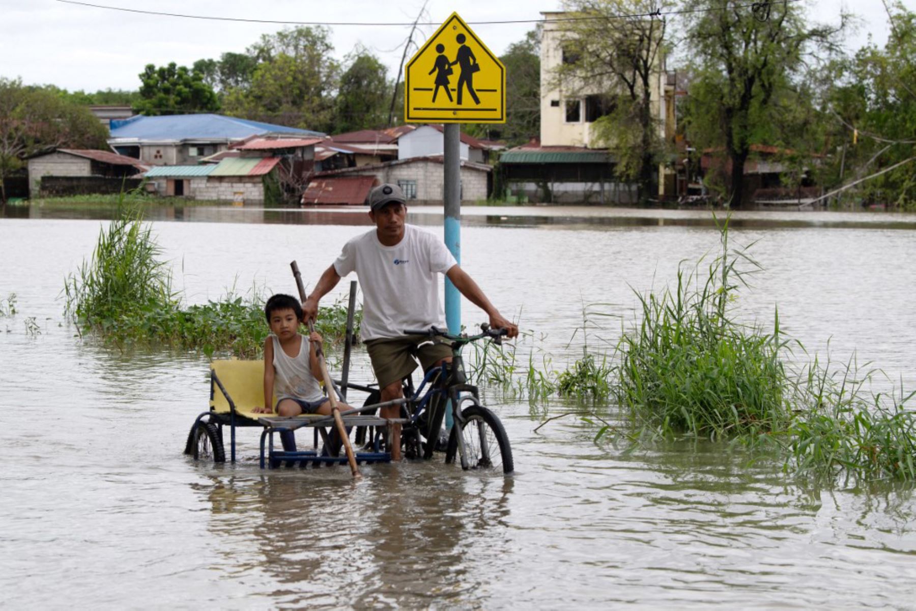 Residentes de la aldea de Calumpit, provincia de Bulacan, al norte de Manila, tras el desbordamiento de un río debido a las fuertes lluvias provocadas por el tifón Co-May. Foto: AFP