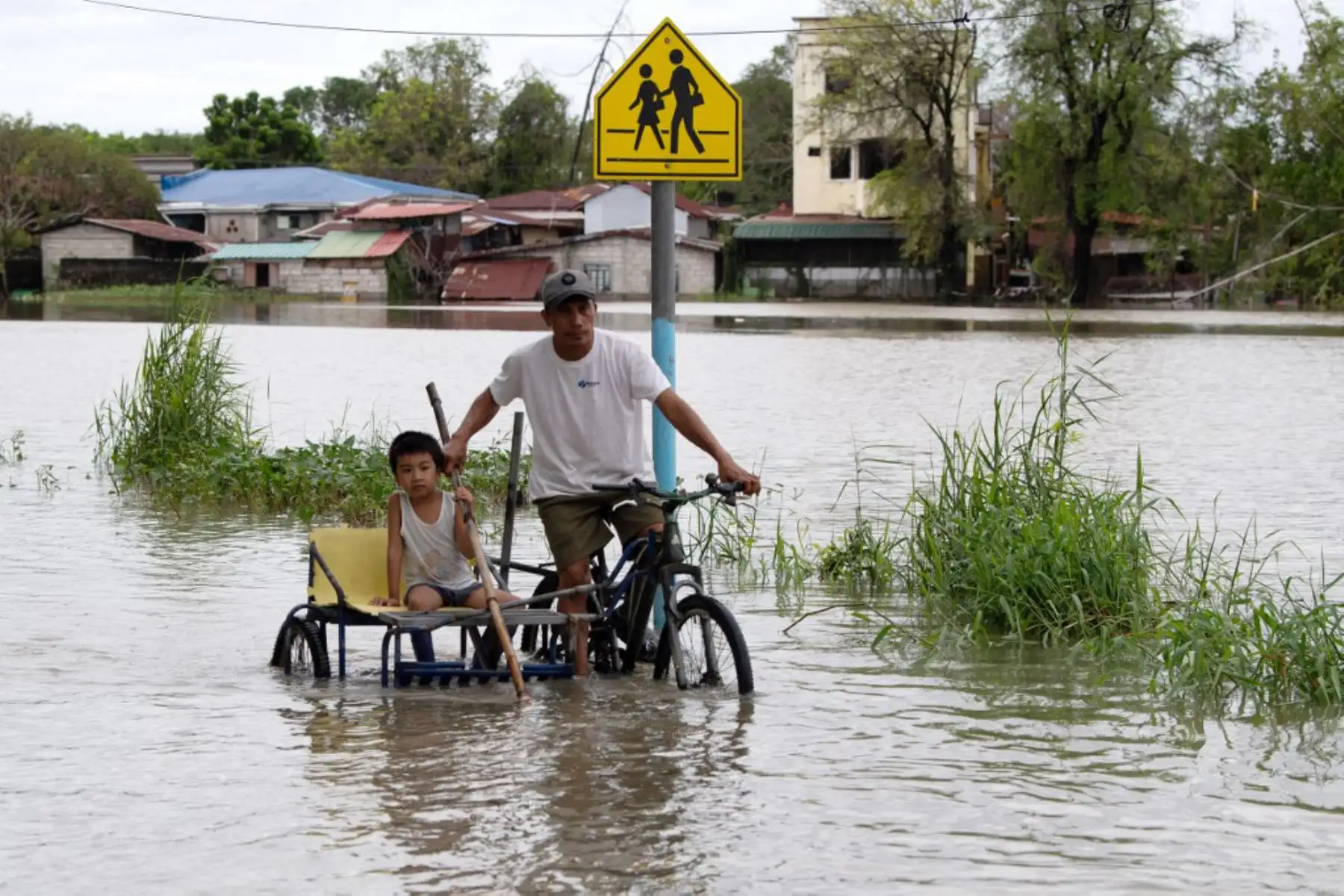 Residentes de la aldea de Calumpit, provincia de Bulacan, al norte de Manila, tras el desbordamiento de un río debido a las fuertes lluvias provocadas por el tifón Co-May. Foto: AFP