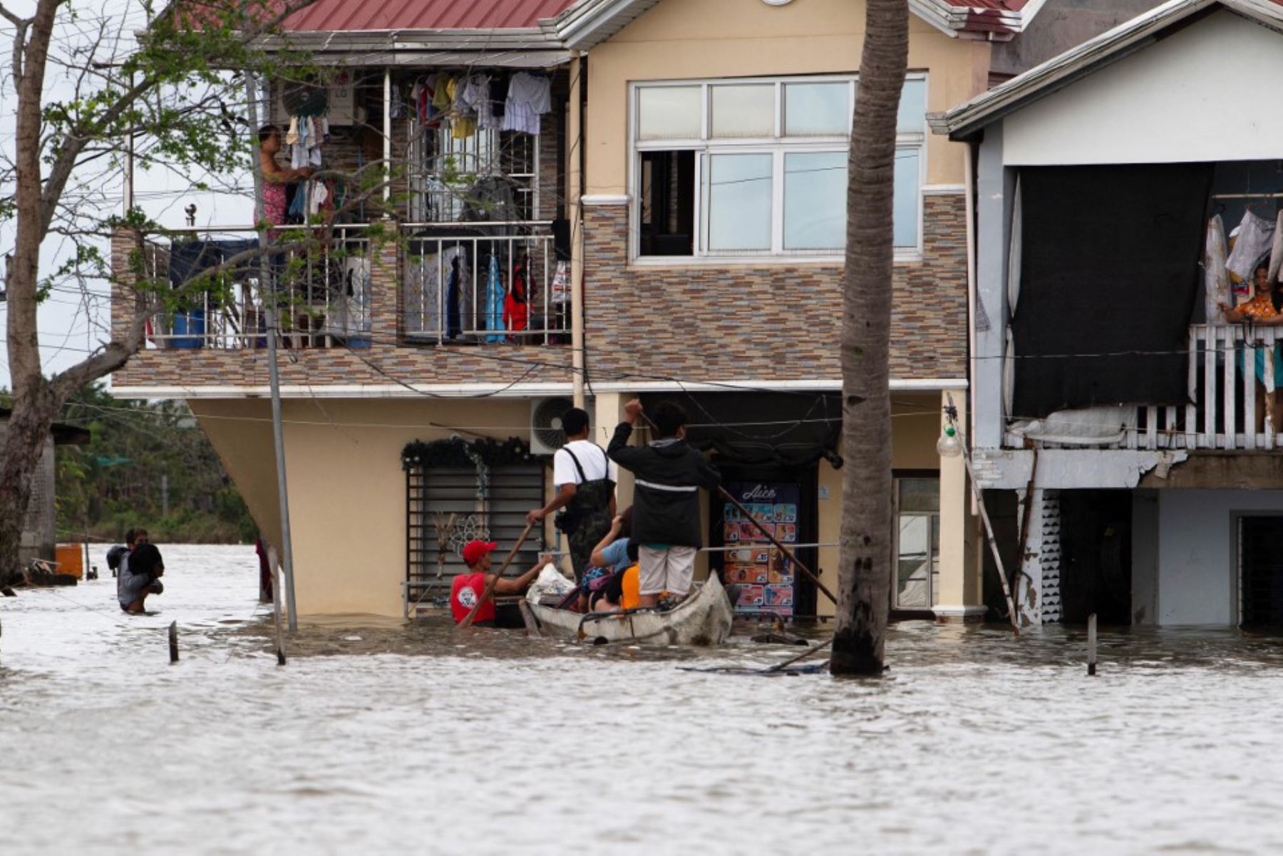 Residentes navegan en barcas de madera en una aldea de Calumpit, provincia de Bulacan, al norte de Manila, tras el desbordamiento de un río debido a las fuertes lluvias provocadas por el tifón Co-May. Foto: AFP