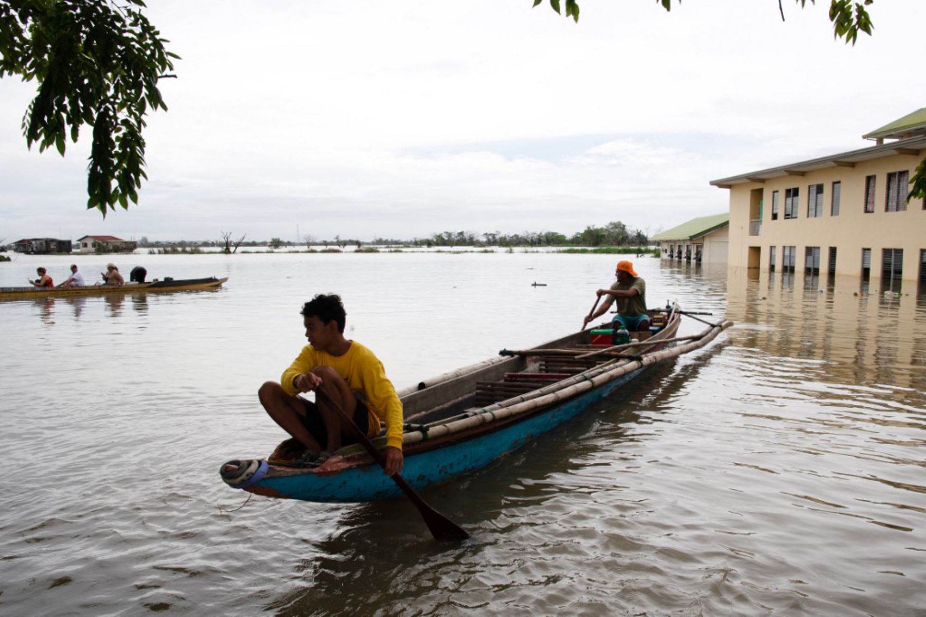 Residentes navegan en barcas de madera en una aldea de Calumpit, provincia de Bulacan, al norte de Manila, tras el desbordamiento de un río debido a las fuertes lluvias provocadas por el tifón Co-May. Foto: AFP
