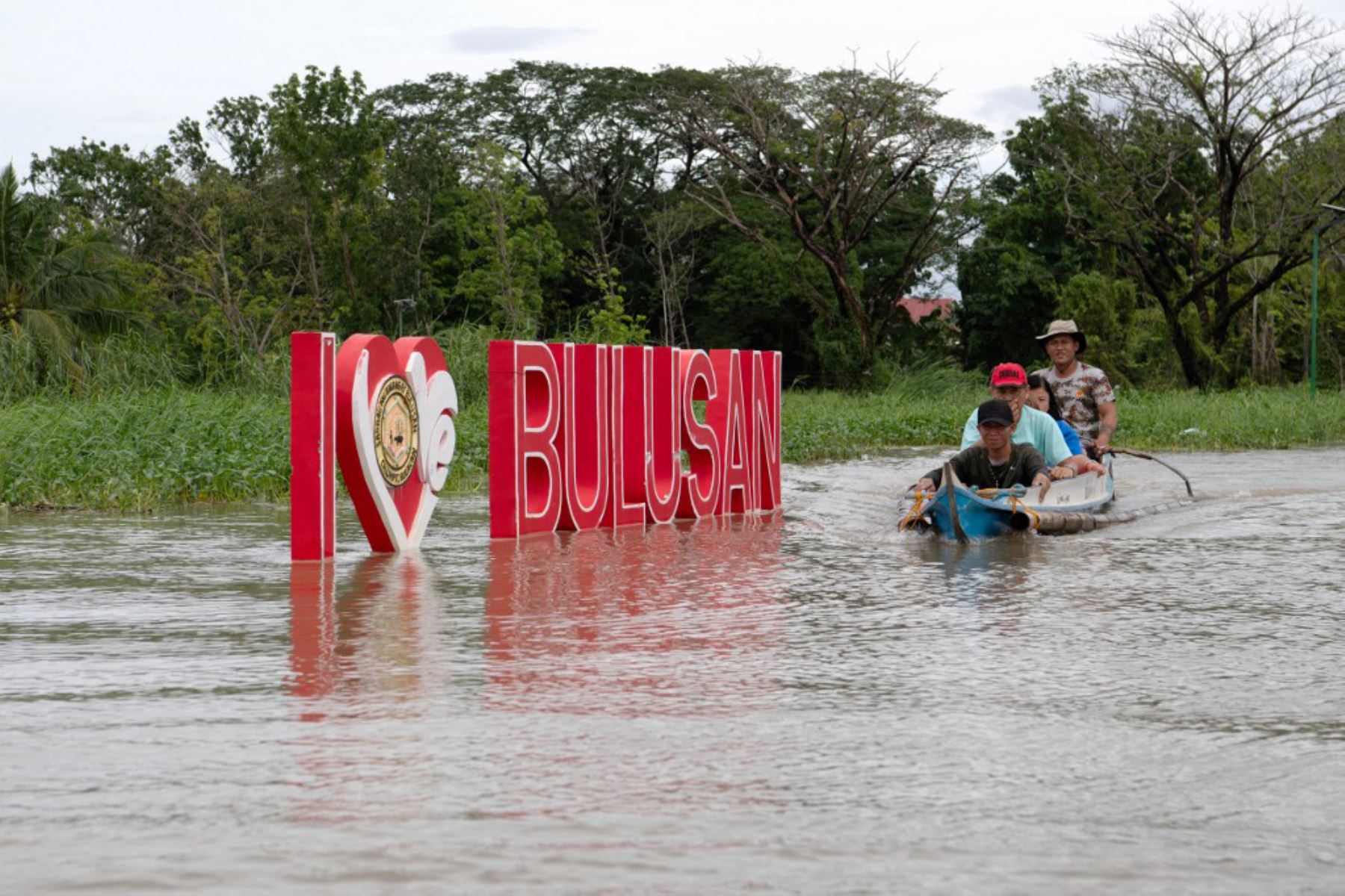 Residentes navegan en barcas de madera en una aldea de Calumpit, provincia de Bulacan, al norte de Manila, tras el desbordamiento de un río debido a las fuertes lluvias provocadas por el tifón Co-May. Foto: AFP