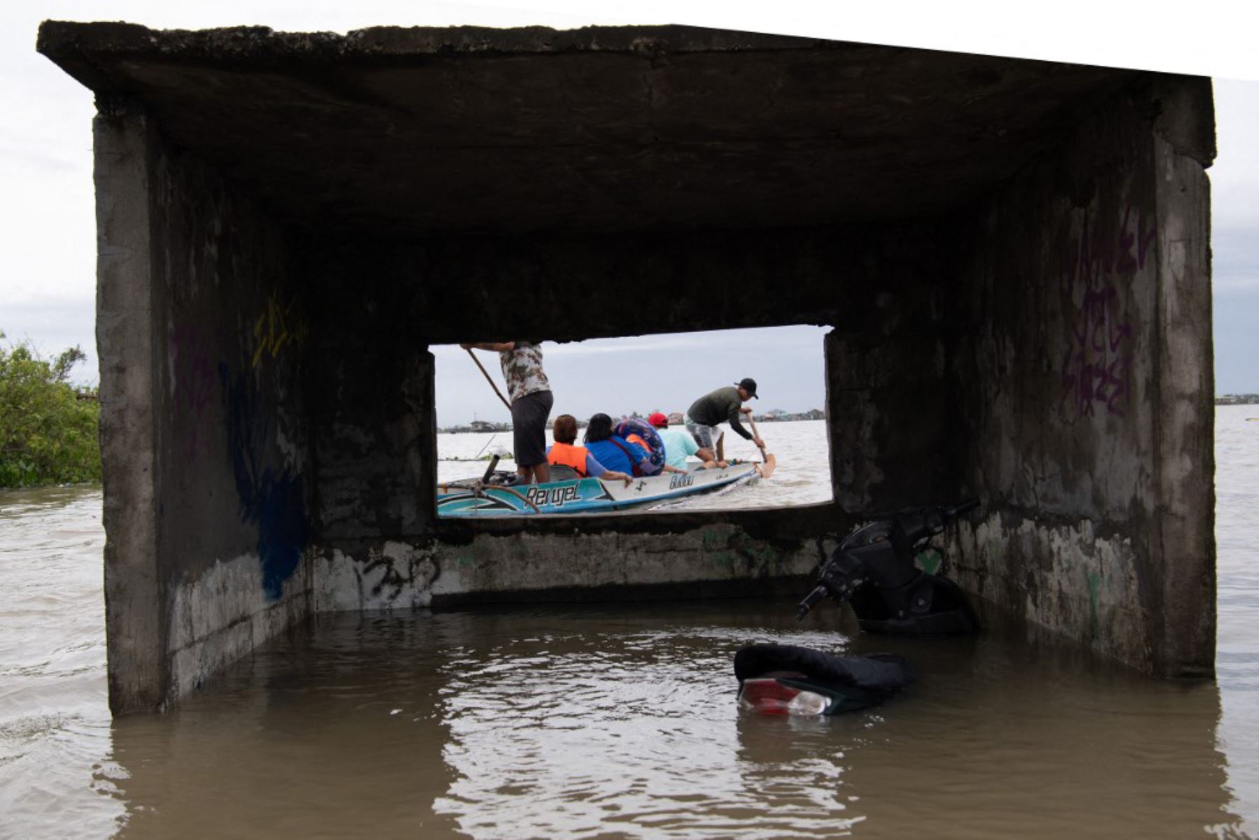 Residentes navegan en barcas de madera en una aldea de Calumpit, provincia de Bulacan, al norte de Manila, tras el desbordamiento de un río debido a las fuertes lluvias provocadas por el tifón Co-May. Foto: AFP