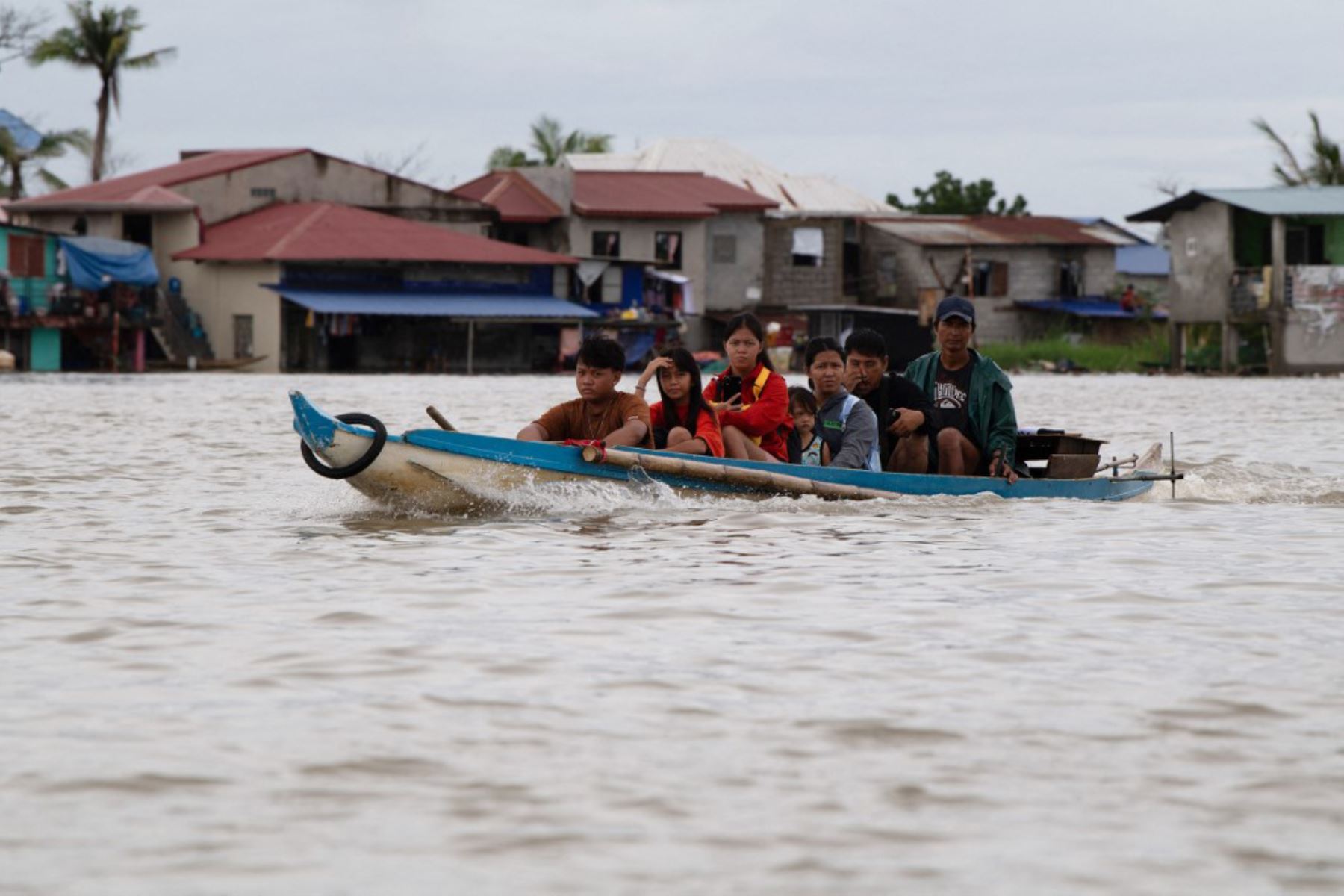 Residentes navegan en barcas de madera en una aldea de Calumpit, provincia de Bulacan, al norte de Manila, tras el desbordamiento de un río debido a las fuertes lluvias provocadas por el tifón Co-May. Foto: AFP
