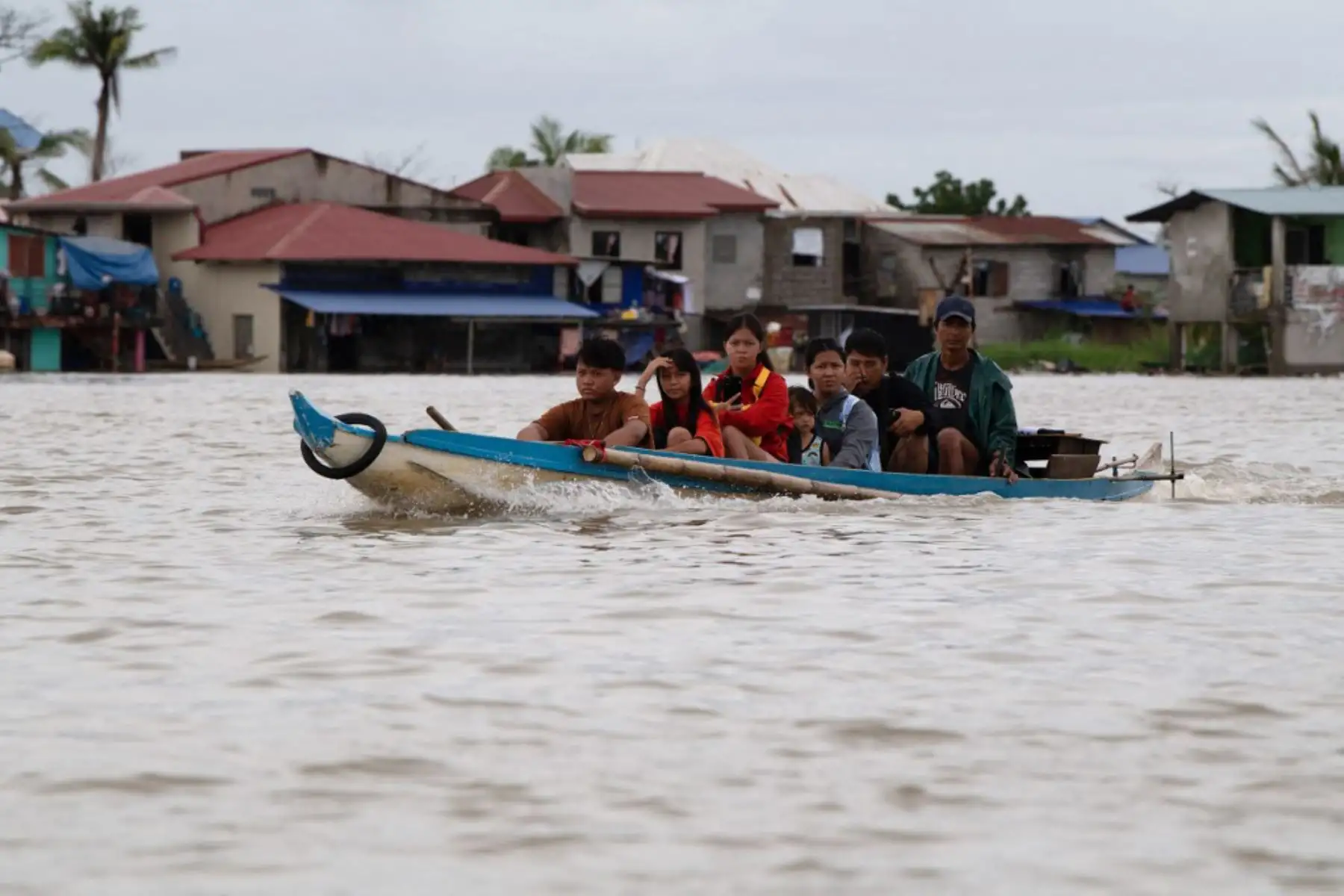 Residentes navegan en barcas de madera en una aldea de Calumpit, provincia de Bulacan, al norte de Manila, tras el desbordamiento de un río debido a las fuertes lluvias provocadas por el tifón Co-May. Foto: AFP
