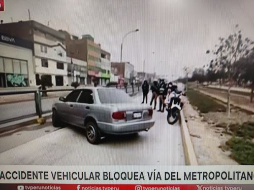 La vía exclusiva del Metropolitano en Comas se encuentra bloqueda por accidente vehicular. Foto: Captura TV