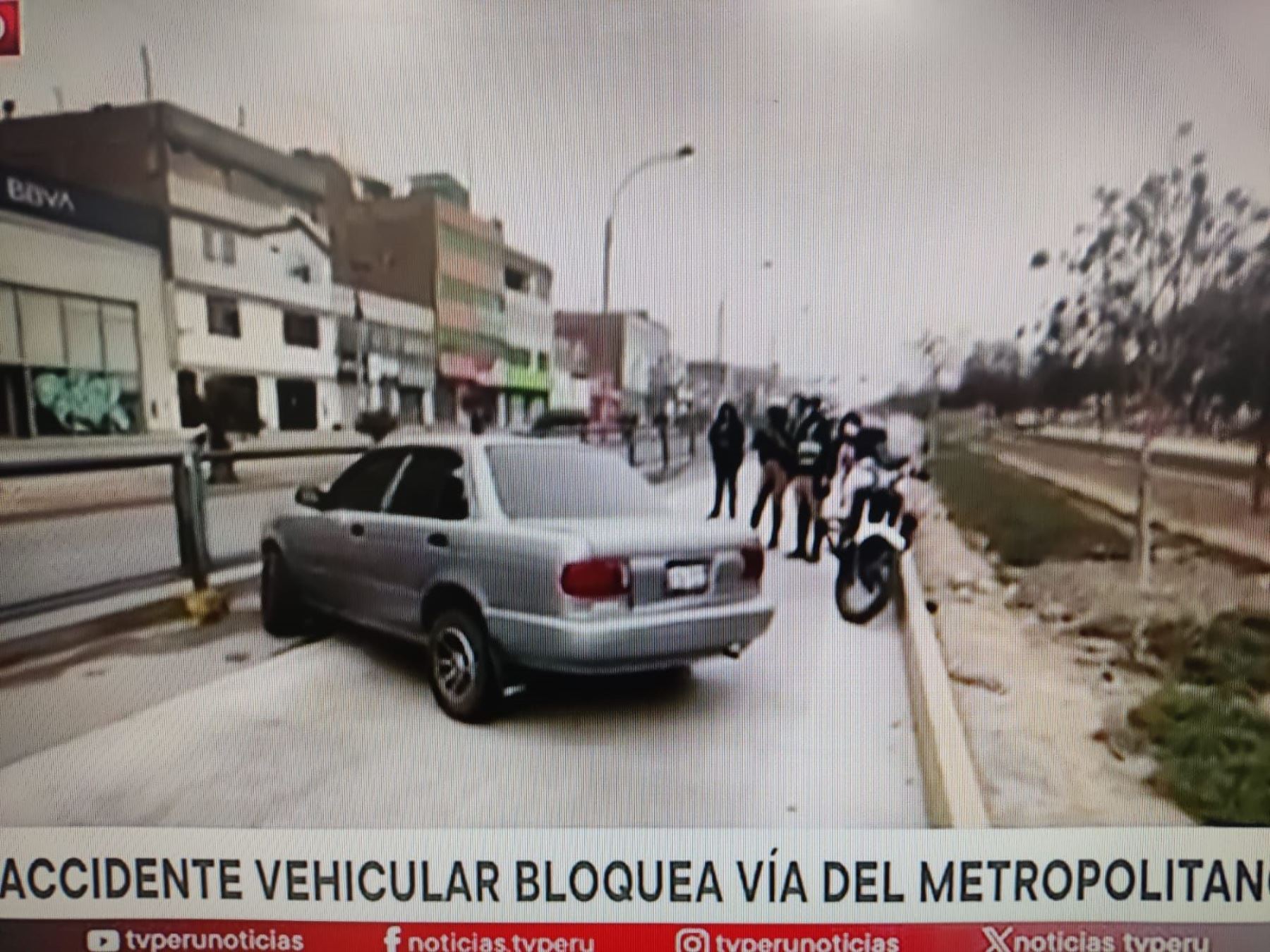 La vía exclusiva del Metropolitano en Comas se encuentra bloqueda por accidente vehicular. Foto: Captura TV
