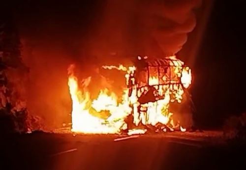 El bus que transportaba a los integrantes de la orquesta Gemma de Chimbote quedó totalmente consumida por el fuego. Felizmente, los músicos salvaron la vida. ANDINA/Difusión