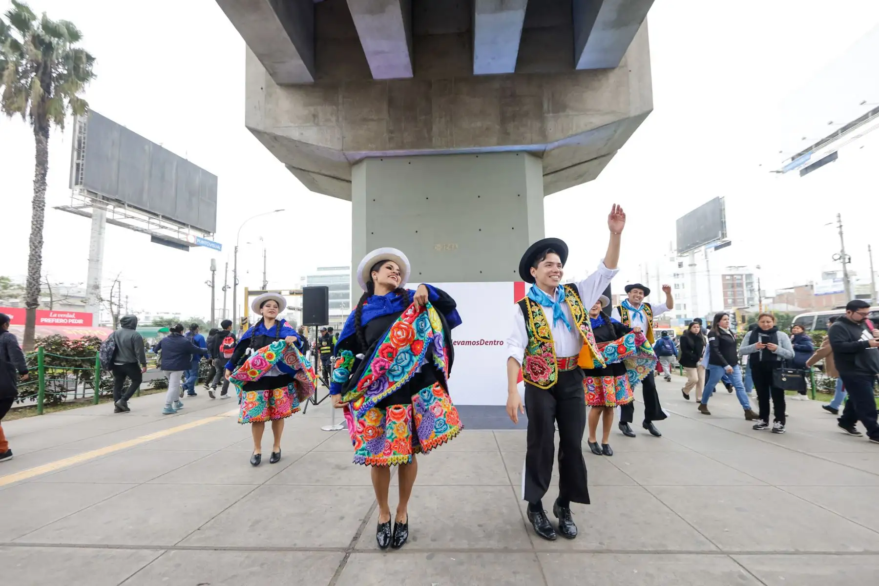 En el marco de Fiestas Patrias, la Línea 1 del Metro de Lima celebró una jornada cultural en la estación Angamos, donde los pasajeros disfrutaron de danzas típicas y dinámicas que destacaron la riqueza de nuestra identidad nacional. Esta actividad reafirmó a la Línea 1 como un eje de conexión y encuentro, recorriendo parte del Qhapaq Ñan y promoviendo la cultura en cada una de sus estaciones. Foto: ANDINA/Luis Iparraguirre