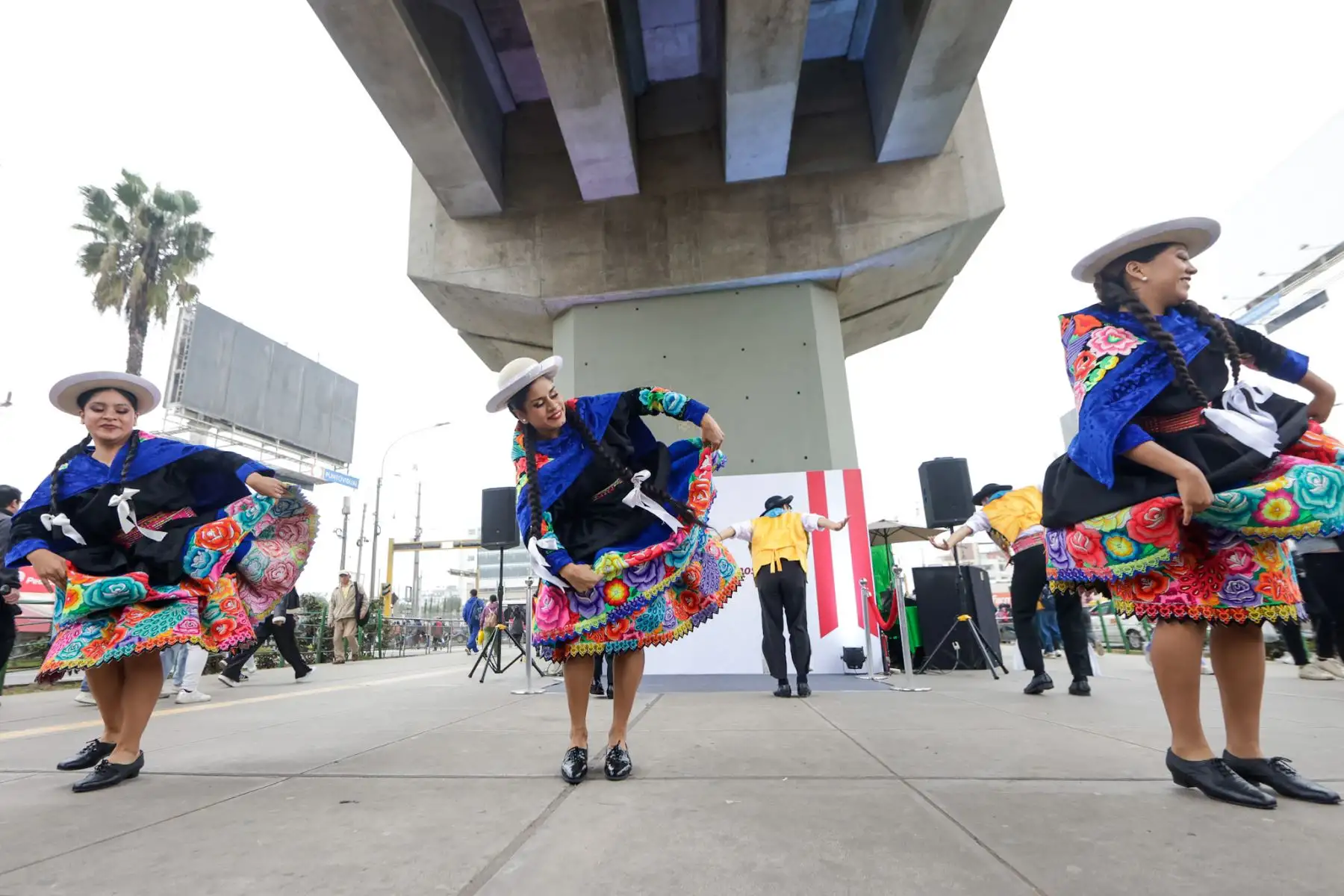 En el marco de Fiestas Patrias, la Línea 1 del Metro de Lima celebró una jornada cultural en la estación Angamos, donde los pasajeros disfrutaron de danzas típicas y dinámicas que destacaron la riqueza de nuestra identidad nacional. Esta actividad reafirmó a la Línea 1 como un eje de conexión y encuentro, recorriendo parte del Qhapaq Ñan y promoviendo la cultura en cada una de sus estaciones. Foto: ANDINA/Luis Iparraguirre