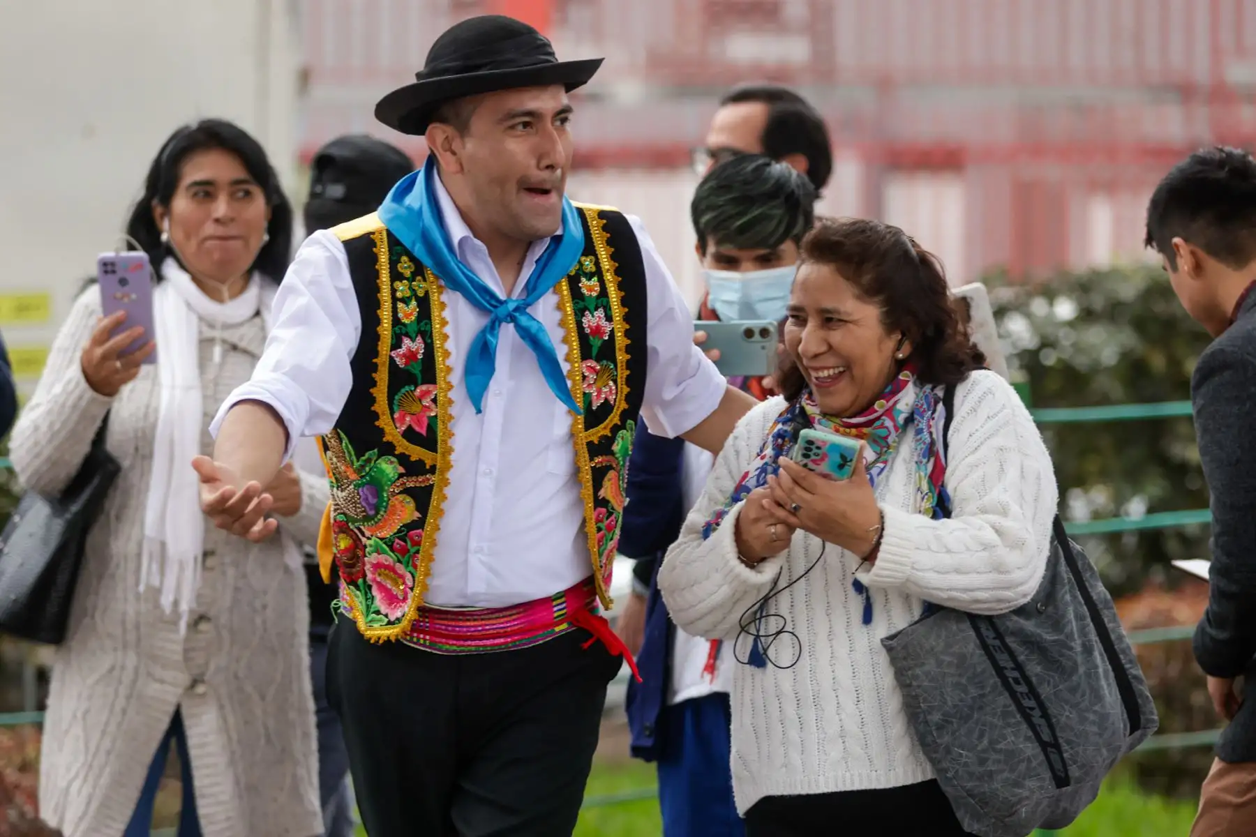 En el marco de Fiestas Patrias, la Línea 1 del Metro de Lima celebró una jornada cultural en la estación Angamos, donde los pasajeros disfrutaron de danzas típicas y dinámicas que destacaron la riqueza de nuestra identidad nacional. Esta actividad reafirmó a la Línea 1 como un eje de conexión y encuentro, recorriendo parte del Qhapaq Ñan y promoviendo la cultura en cada una de sus estaciones. Foto: ANDINA/Luis Iparraguirre