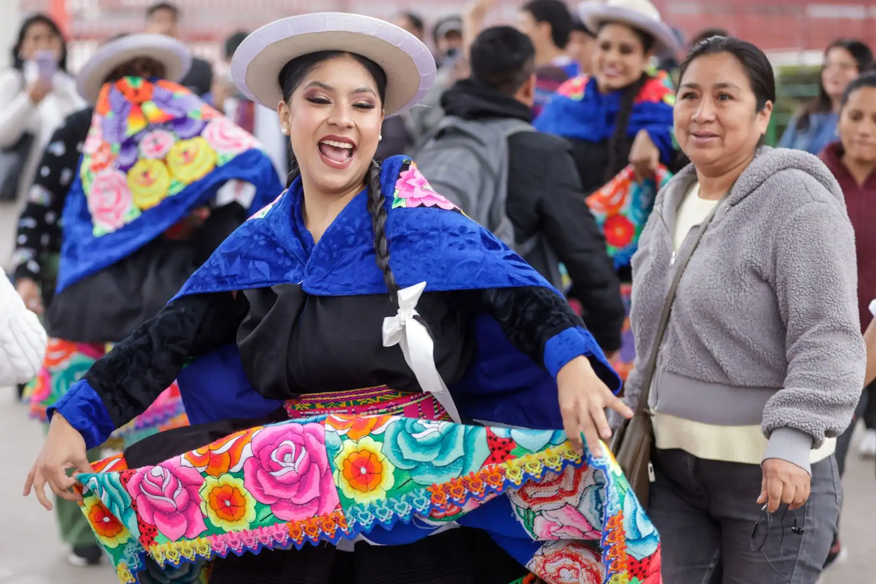 En el marco de Fiestas Patrias, la Línea 1 del Metro de Lima celebró una jornada cultural en la estación Angamos, donde los pasajeros disfrutaron de danzas típicas y dinámicas que destacaron la riqueza de nuestra identidad nacional. Esta actividad reafirmó a la Línea 1 como un eje de conexión y encuentro, recorriendo parte del Qhapaq Ñan y promoviendo la cultura en cada una de sus estaciones. Foto: ANDINA/Luis Iparraguirre