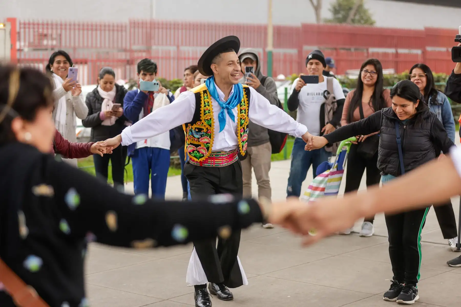 En el marco de Fiestas Patrias, la Línea 1 del Metro de Lima celebró una jornada cultural en la estación Angamos, donde los pasajeros disfrutaron de danzas típicas y dinámicas que destacaron la riqueza de nuestra identidad nacional. Esta actividad reafirmó a la Línea 1 como un eje de conexión y encuentro, recorriendo parte del Qhapaq Ñan y promoviendo la cultura en cada una de sus estaciones. Foto: ANDINA/Luis Iparraguirre