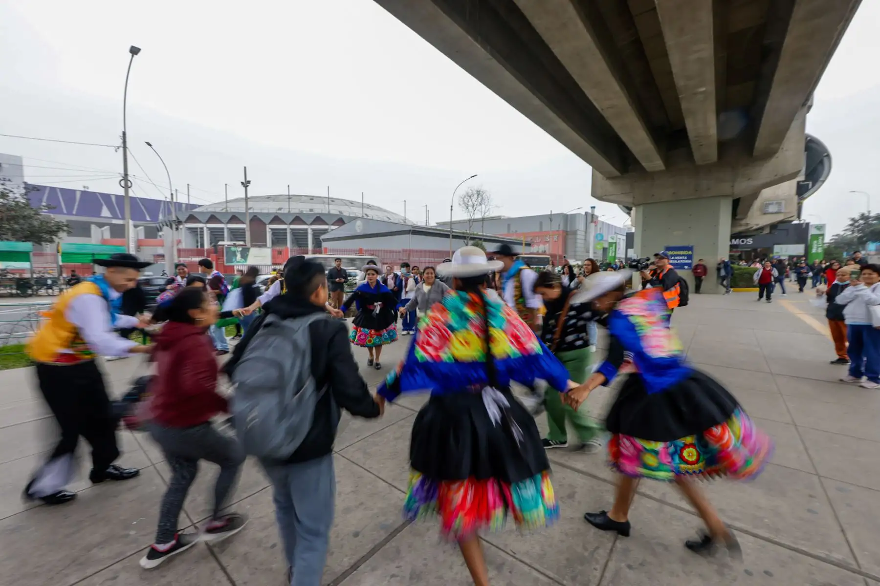 En el marco de Fiestas Patrias, la Línea 1 del Metro de Lima celebró una jornada cultural en la estación Angamos, donde los pasajeros disfrutaron de danzas típicas y dinámicas que destacaron la riqueza de nuestra identidad nacional. Esta actividad reafirmó a la Línea 1 como un eje de conexión y encuentro, recorriendo parte del Qhapaq Ñan y promoviendo la cultura en cada una de sus estaciones. Foto: ANDINA/Luis Iparraguirre