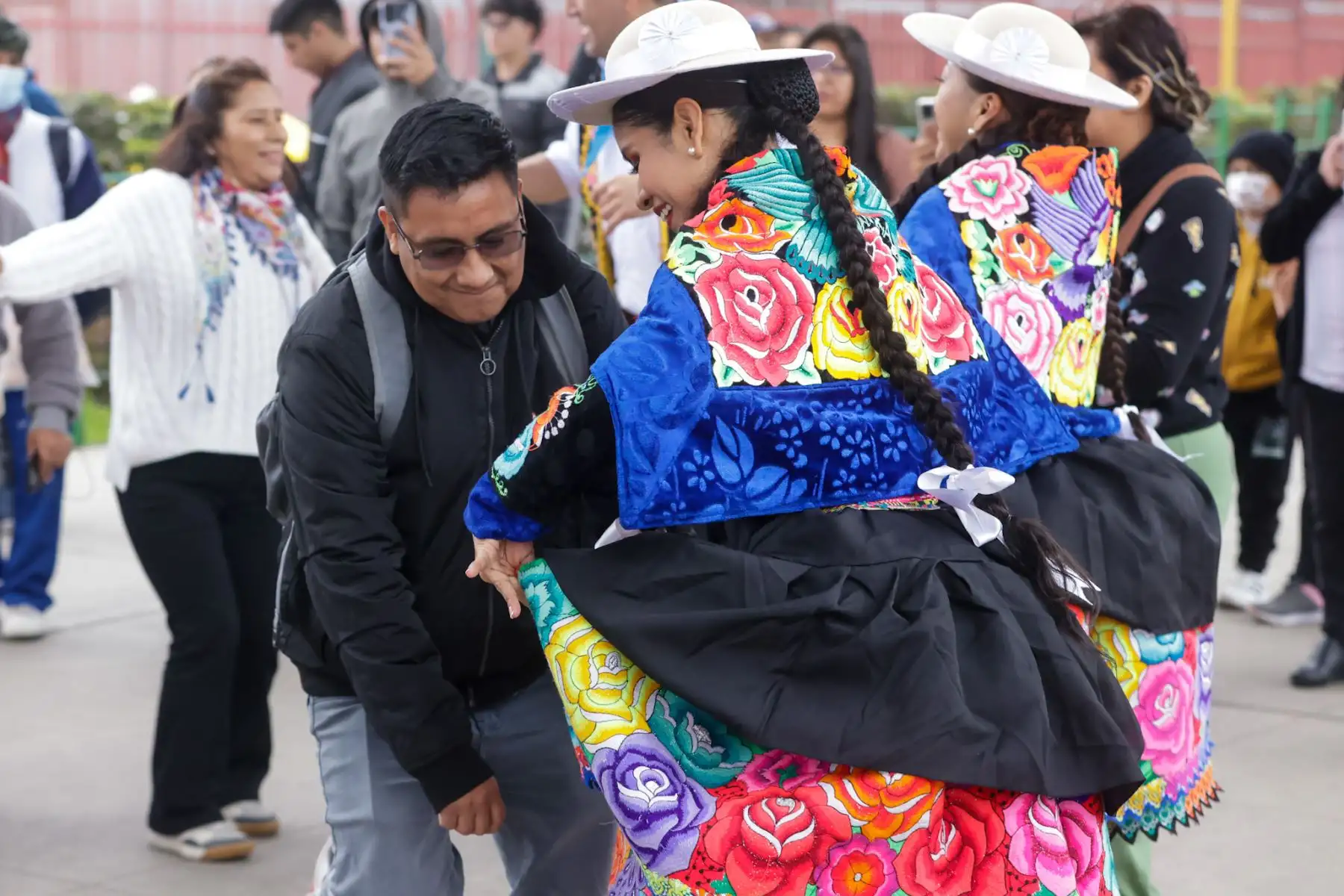 En el marco de Fiestas Patrias, la Línea 1 del Metro de Lima celebró una jornada cultural en la estación Angamos, donde los pasajeros disfrutaron de danzas típicas y dinámicas que destacaron la riqueza de nuestra identidad nacional. Esta actividad reafirmó a la Línea 1 como un eje de conexión y encuentro, recorriendo parte del Qhapaq Ñan y promoviendo la cultura en cada una de sus estaciones. Foto: ANDINA/Luis Iparraguirre