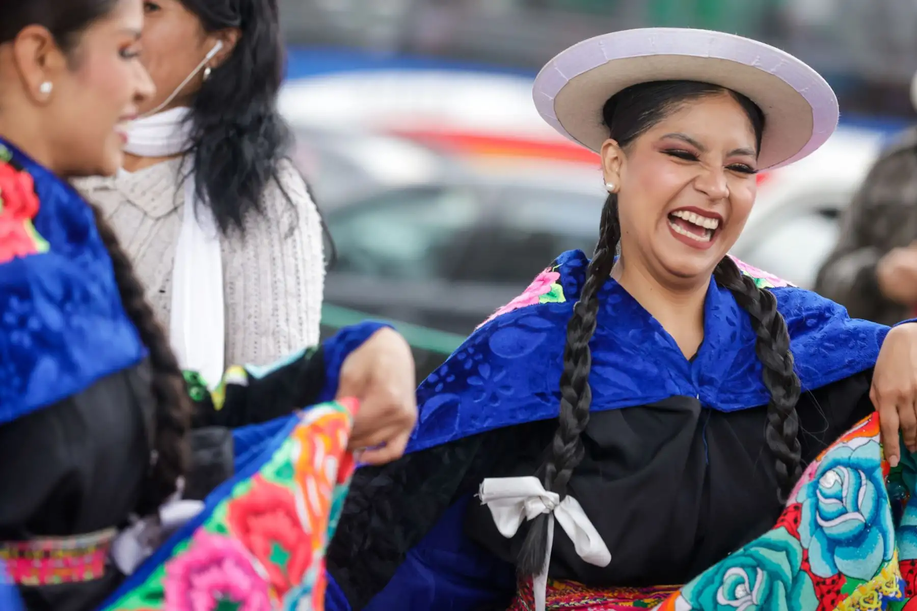En el marco de Fiestas Patrias, la Línea 1 del Metro de Lima celebró una jornada cultural en la estación Angamos, donde los pasajeros disfrutaron de danzas típicas y dinámicas que destacaron la riqueza de nuestra identidad nacional. Esta actividad reafirmó a la Línea 1 como un eje de conexión y encuentro, recorriendo parte del Qhapaq Ñan y promoviendo la cultura en cada una de sus estaciones. Foto: ANDINA/Luis Iparraguirre