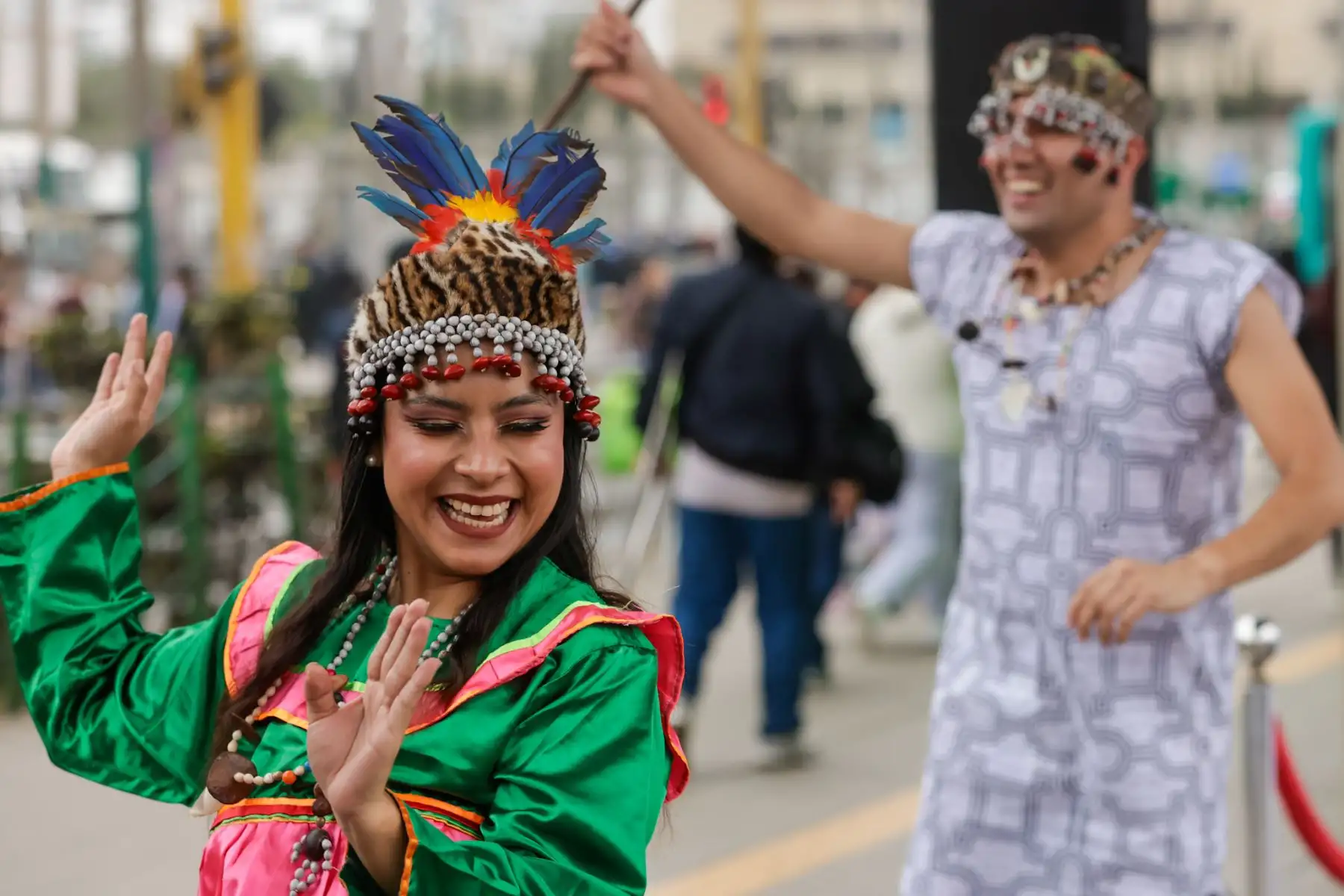 En el marco de Fiestas Patrias, la Línea 1 del Metro de Lima celebró una jornada cultural en la estación Angamos, donde los pasajeros disfrutaron de danzas típicas y dinámicas que destacaron la riqueza de nuestra identidad nacional. Esta actividad reafirmó a la Línea 1 como un eje de conexión y encuentro, recorriendo parte del Qhapaq Ñan y promoviendo la cultura en cada una de sus estaciones. Foto: ANDINA/Luis Iparraguirre