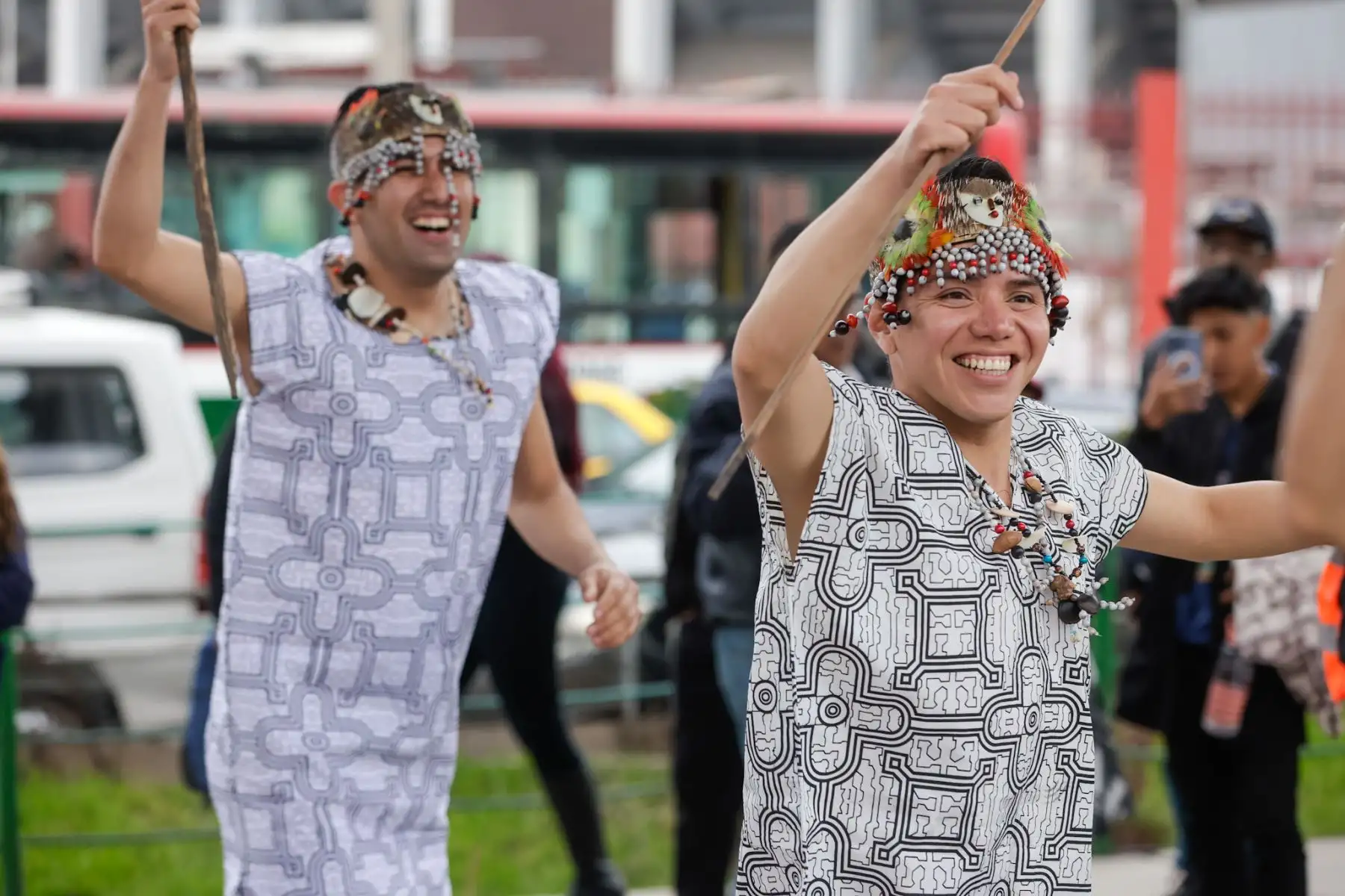 En el marco de Fiestas Patrias, la Línea 1 del Metro de Lima celebró una jornada cultural en la estación Angamos, donde los pasajeros disfrutaron de danzas típicas y dinámicas que destacaron la riqueza de nuestra identidad nacional. Esta actividad reafirmó a la Línea 1 como un eje de conexión y encuentro, recorriendo parte del Qhapaq Ñan y promoviendo la cultura en cada una de sus estaciones. Foto: ANDINA/Luis Iparraguirre