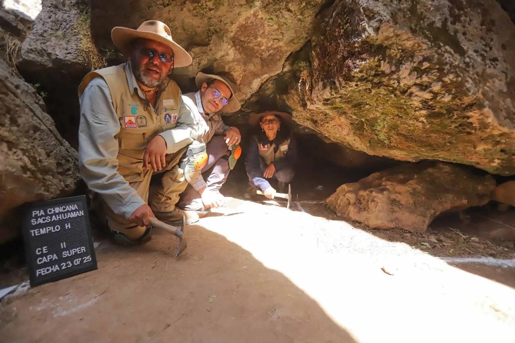 Arqueólogos cusqueños iniciaron excavaciones en el parque arqueológico de Sacsayhuaman, para descubrir las chinkanas o túneles subterráneos Inca. La cuidadosa remoción es bajo un espacio pétreo considerado como un Templo a la Pachamama, madre tierra. Foto: ANDINA/ Percy Hurtado