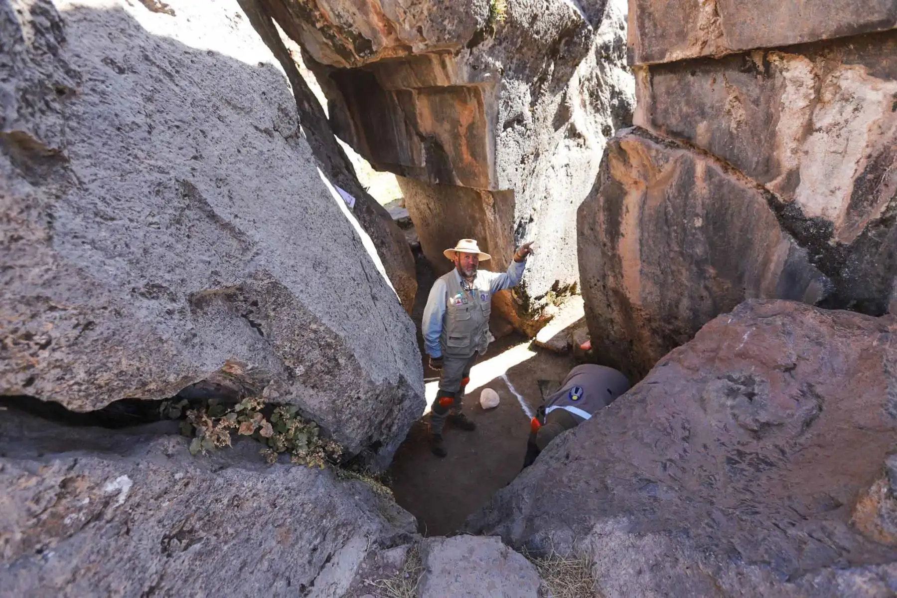 Arqueólogos cusqueños iniciaron excavaciones en el parque arqueológico de Sacsayhuaman, para descubrir las chinkanas o túneles subterráneos Inca. La cuidadosa remoción es bajo un espacio pétreo considerado como un Templo a la Pachamama, madre tierra. Foto: ANDINA/ Percy Hurtado
