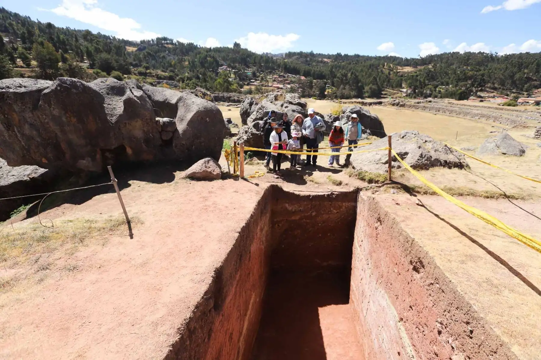 Arqueólogos cusqueños iniciaron excavaciones en el parque arqueológico de Sacsayhuaman, para descubrir las chinkanas o túneles subterráneos Inca. La cuidadosa remoción es bajo un espacio pétreo considerado como un Templo a la Pachamama, madre tierra. Foto: ANDINA/ Percy Hurtado