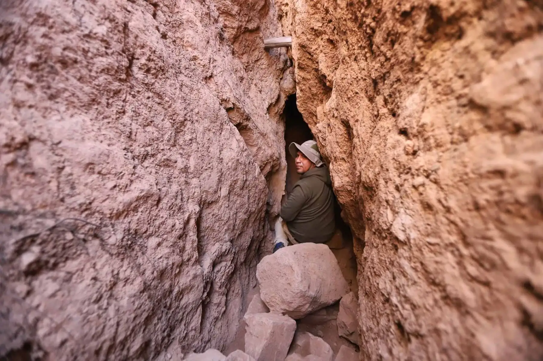 Después de 45 días y desplazamientos en cinco unidades de excavación, Jorge Calero Flores, Mildred Fernández Palomino y un equipo multidisciplinario del Proyecto Chinkana, se constituyeron a metros del sector “Suchuna” o rodadero, donde a menos de un metro bajo tierra y rocas estaría el ingreso a los enigmáticos pasajes. Foto: ANDINA/ Percy Hurtado