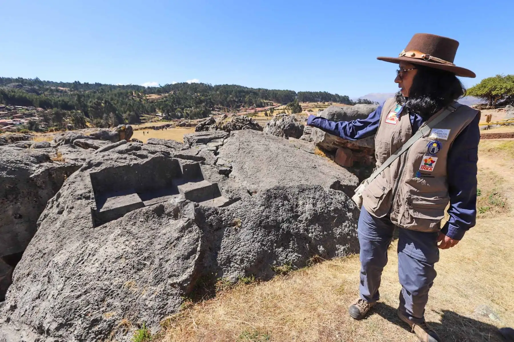Después de 45 días y desplazamientos en cinco unidades de excavación, Jorge Calero Flores, Mildred Fernández Palomino y un equipo multidisciplinario del Proyecto Chinkana, se constituyeron a metros del sector “Suchuna” o rodadero, donde a menos de un metro bajo tierra y rocas estaría el ingreso a los enigmáticos pasajes. Foto: ANDINA/ Percy Hurtado