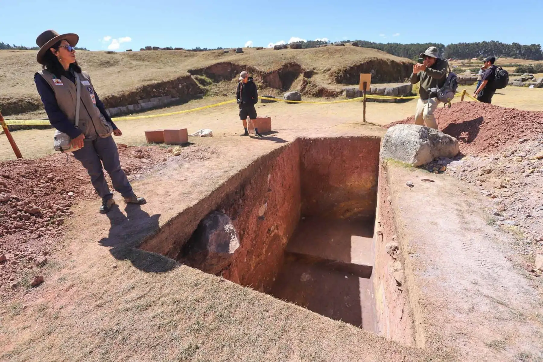 Después de 45 días y desplazamientos en cinco unidades de excavación, Jorge Calero Flores, Mildred Fernández Palomino y un equipo multidisciplinario del Proyecto Chinkana, se constituyeron a metros del sector “Suchuna” o rodadero, donde a menos de un metro bajo tierra y rocas estaría el ingreso a los enigmáticos pasajes. Foto: ANDINA/ Percy Hurtado