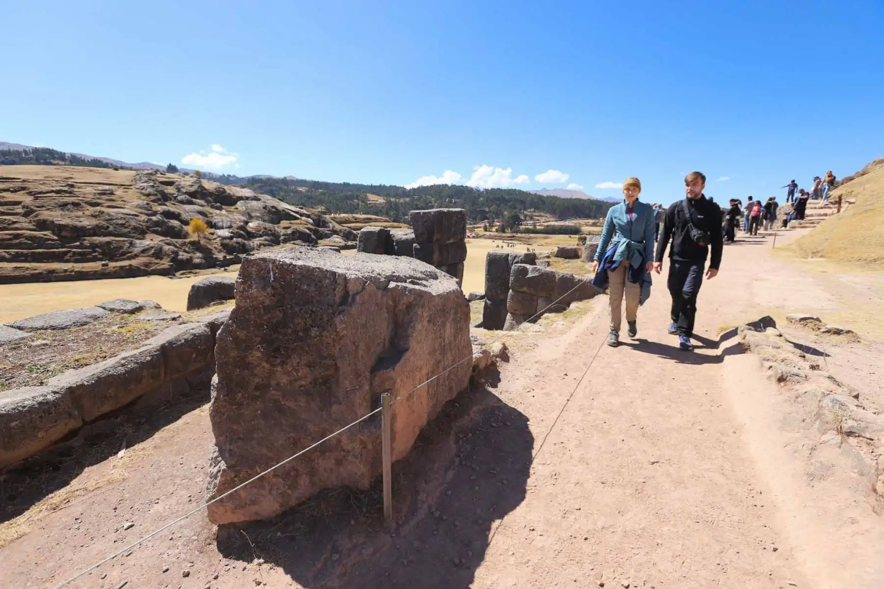 Después de 45 días y desplazamientos en cinco unidades de excavación, Jorge Calero Flores, Mildred Fernández Palomino y un equipo multidisciplinario del Proyecto Chinkana, se constituyeron a metros del sector “Suchuna” o rodadero, donde a menos de un metro bajo tierra y rocas estaría el ingreso a los enigmáticos pasajes. Foto: ANDINA/ Percy Hurtado