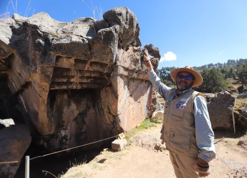 Arqueólogos cusqueños, encabezados por Jorge Calero y Mildred Fernández, iniciaron las excavaciones en el parque arqueológico Sacsayhuamán para ubicar el acceso a las chinkanas o pasajes subterráneos inca. Se ubicaría cerca del templo a la Pachamama. ANDINA/Percy Hurtado Santillán