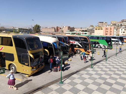 Ante la creciente demanda por el inicio del feriado largo de Fiestas Patrias, se incrementó el precio de las pasajes interprovinciales en el terminal terrestre de Arequipa. ANDINA/Difusión