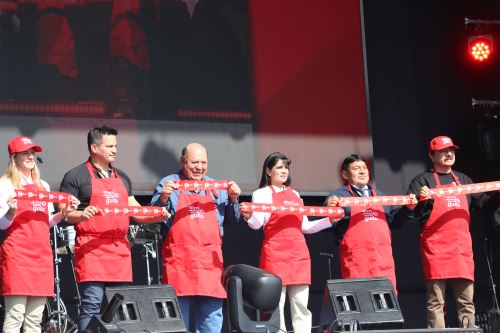 La feria, instalada en el Parque Perú del distrito de Pocollay, fue inaugurada por la ministra de Comercio Exterior y Turismo, Desilú León, y el gobernador regional de Tacna, Luis Torres. ANDINA
