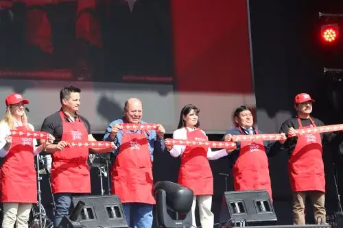 La feria, instalada en el Parque Perú del distrito de Pocollay, fue inaugurada por la ministra de Comercio Exterior y Turismo, Desilú León, y el gobernador regional de Tacna, Luis Torres. ANDINA