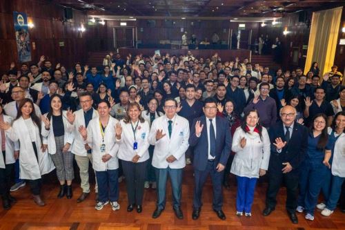 La ceremonia de bienvenida a los médicos residentes fue realizada en el auditorio Guillermo Kaelin de la Fuente del Hospital Nacional Edgardo Rebagliati Martins. Foto: EsSalud