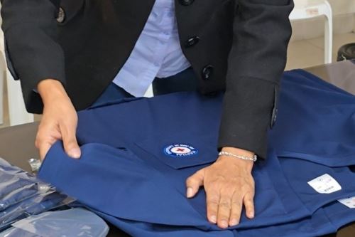 Mypes confeccionaron más de 400 prendas para personal médico del Minsa. Foto: ANDINA/Difusión