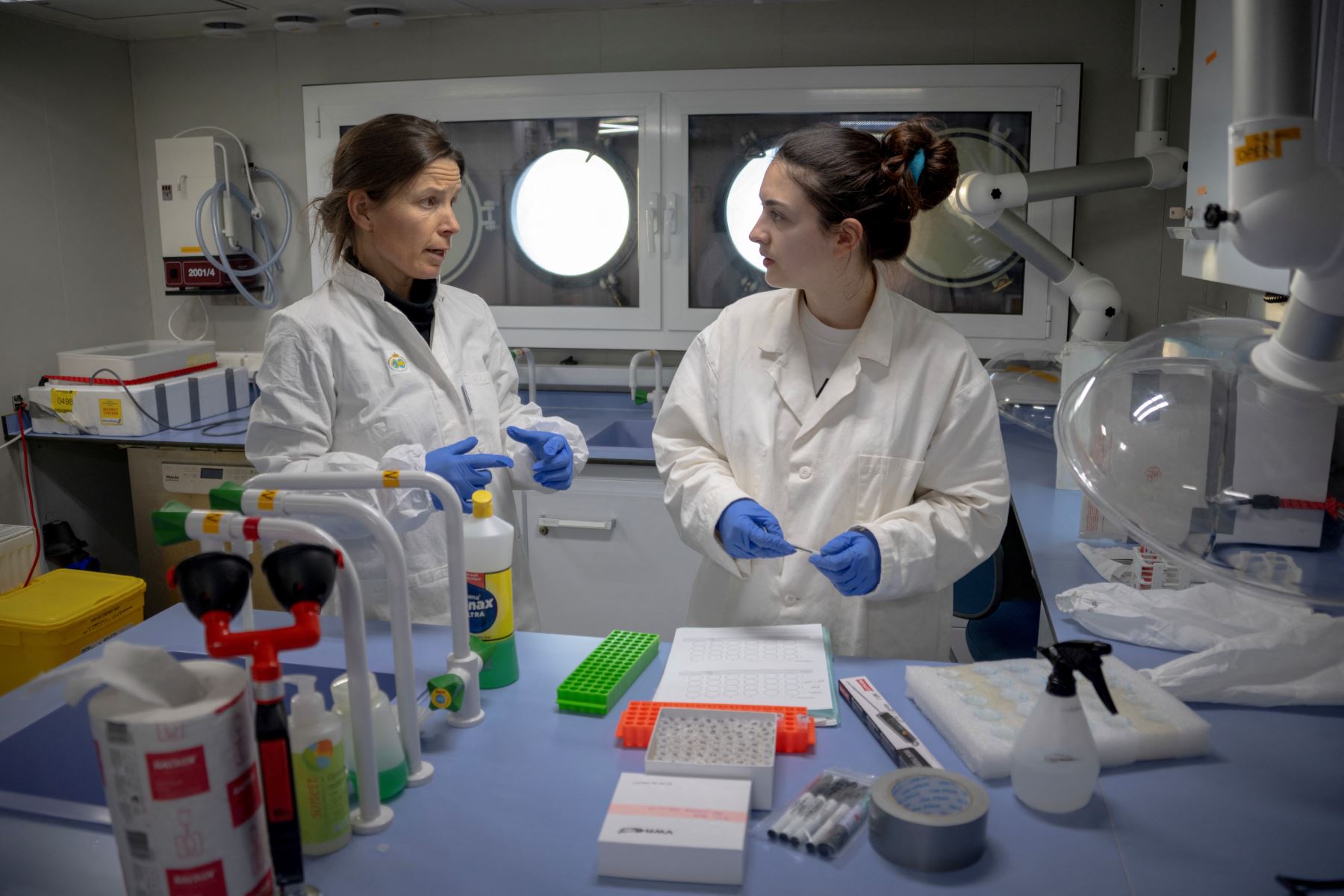 La toxicóloga belga Laura Pirard  especializada en mamíferos marinos, prueba el método 