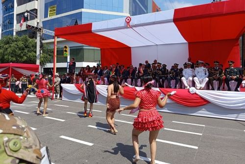Los jóvenes danzantes, ataviados con trajes multicolores, cautivaron a los asistentes con sus coreografías que representan la diversidad cultural del país.
