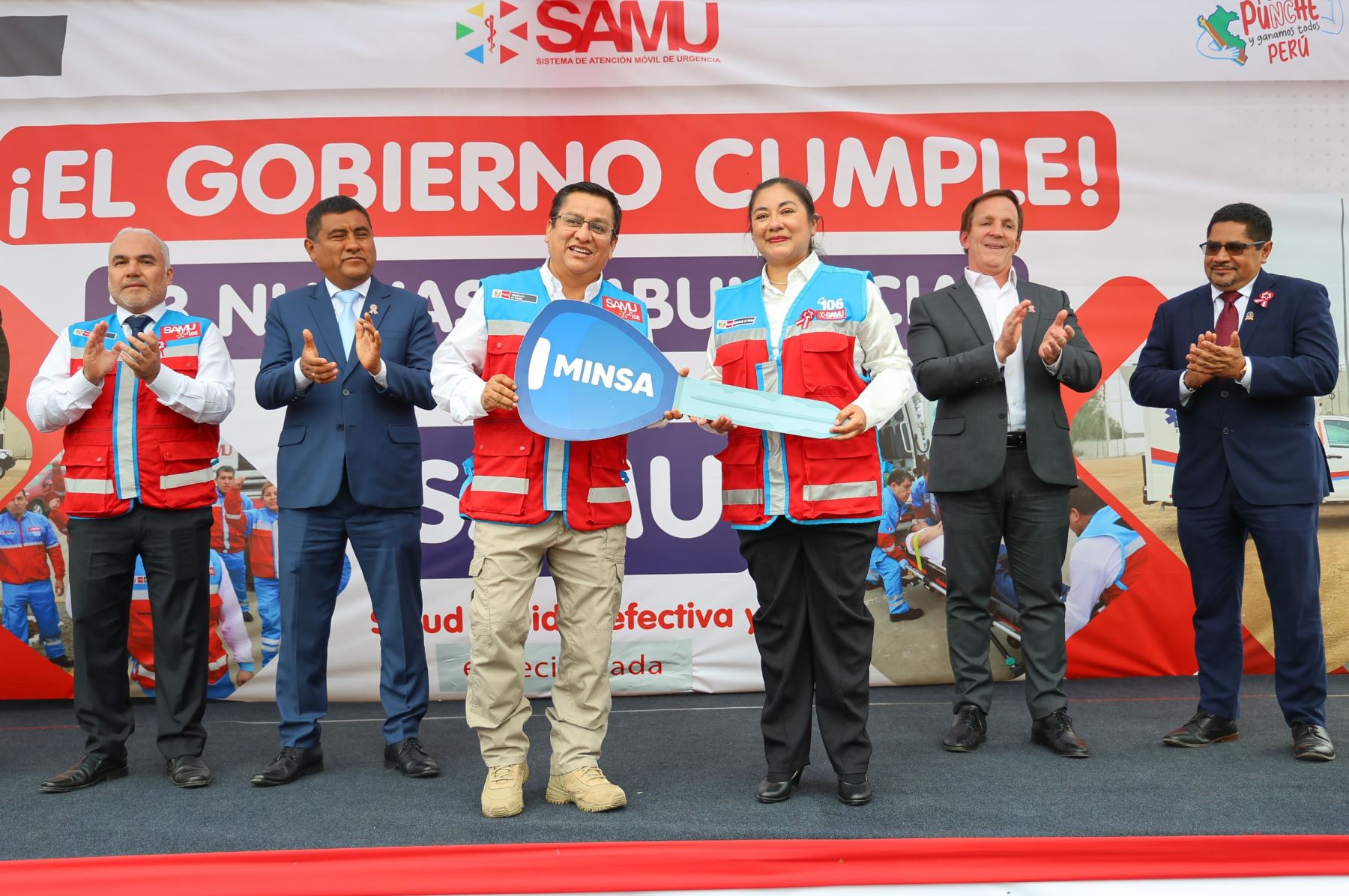 Hoy el ministro César Henry Vásquez Sánchez entregó 33 nuevas ambulancias para la ampliación de la flota del Samu. Foto: ANDINA/Difusión:MINSA