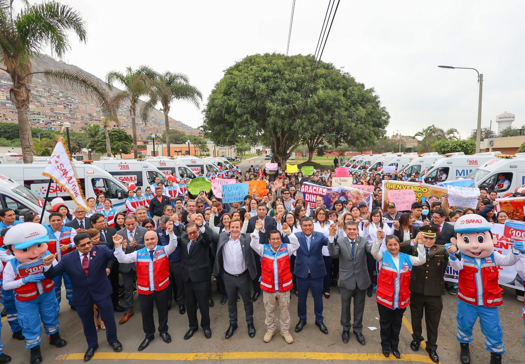 Hoy el ministro César Henry Vásquez Sánchez entregó 33 nuevas ambulancias para la ampliación de la flota del Samu. Foto: ANDINA/Difusión:MINSA
