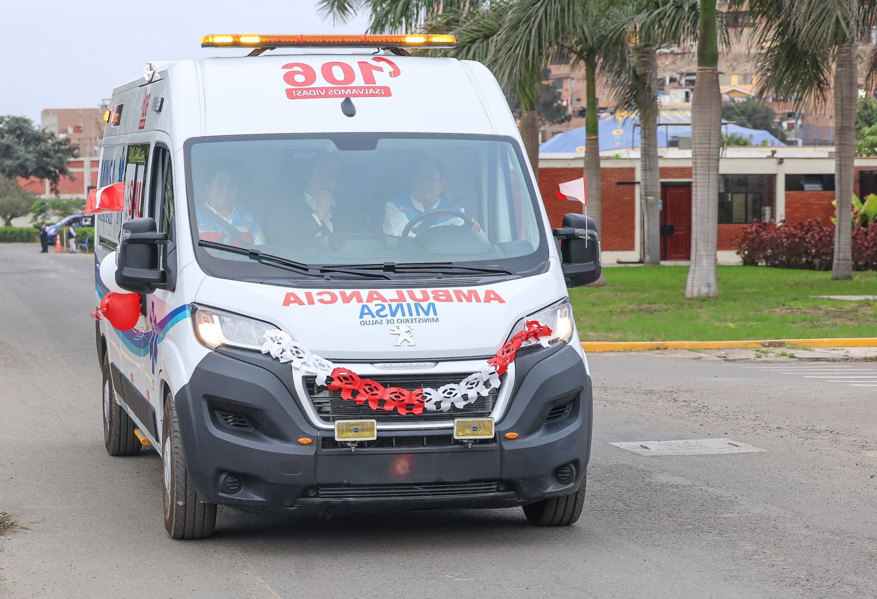 MINSA entrega 33 nuevas ambulancias para la ampliación de la flota del Samu. Foto: