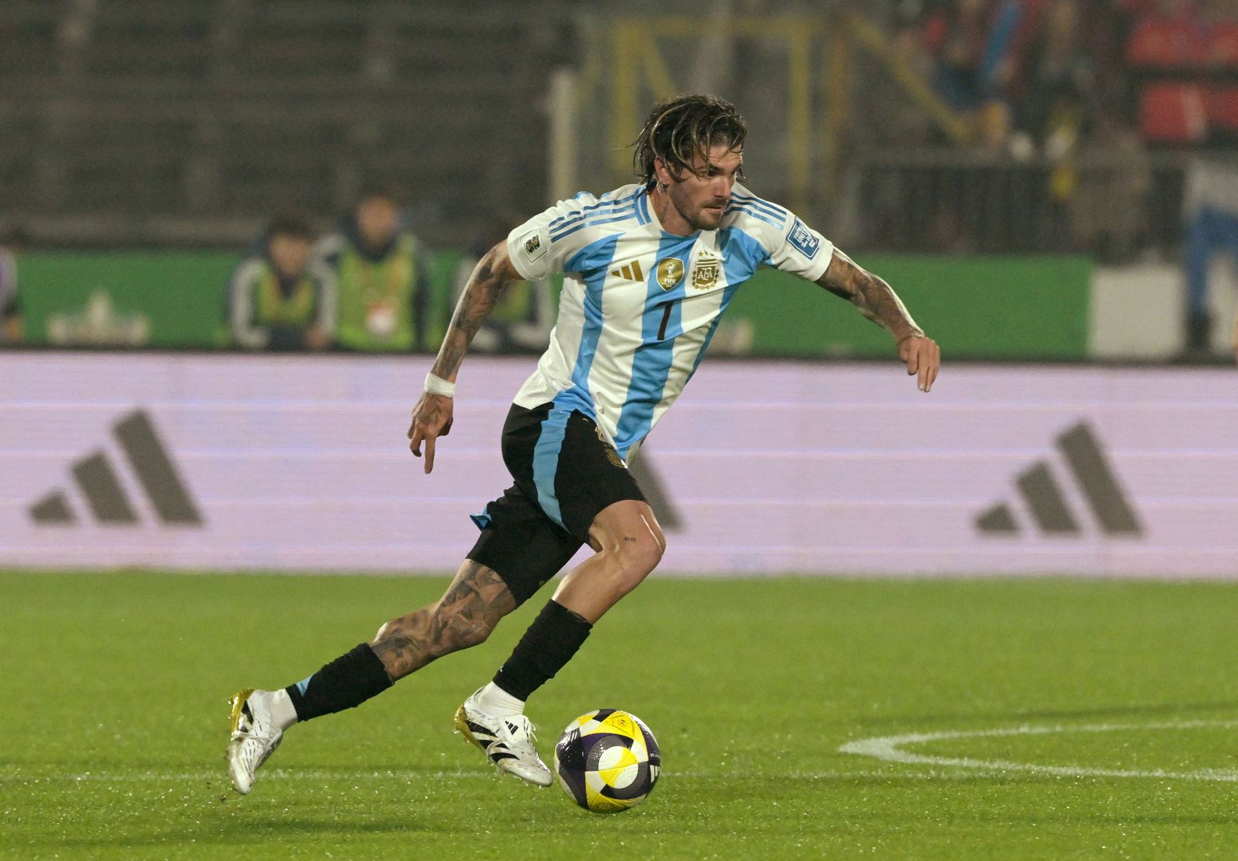El ganador de una Copa Mundial y dos Copas Américas, quien es considerado uno de los mejores en el mundo en su posición, aporta calidad de clase mundial al mediocampo y experiencia ganando títulos al más alto nivel al plantel.  Foto: AFP