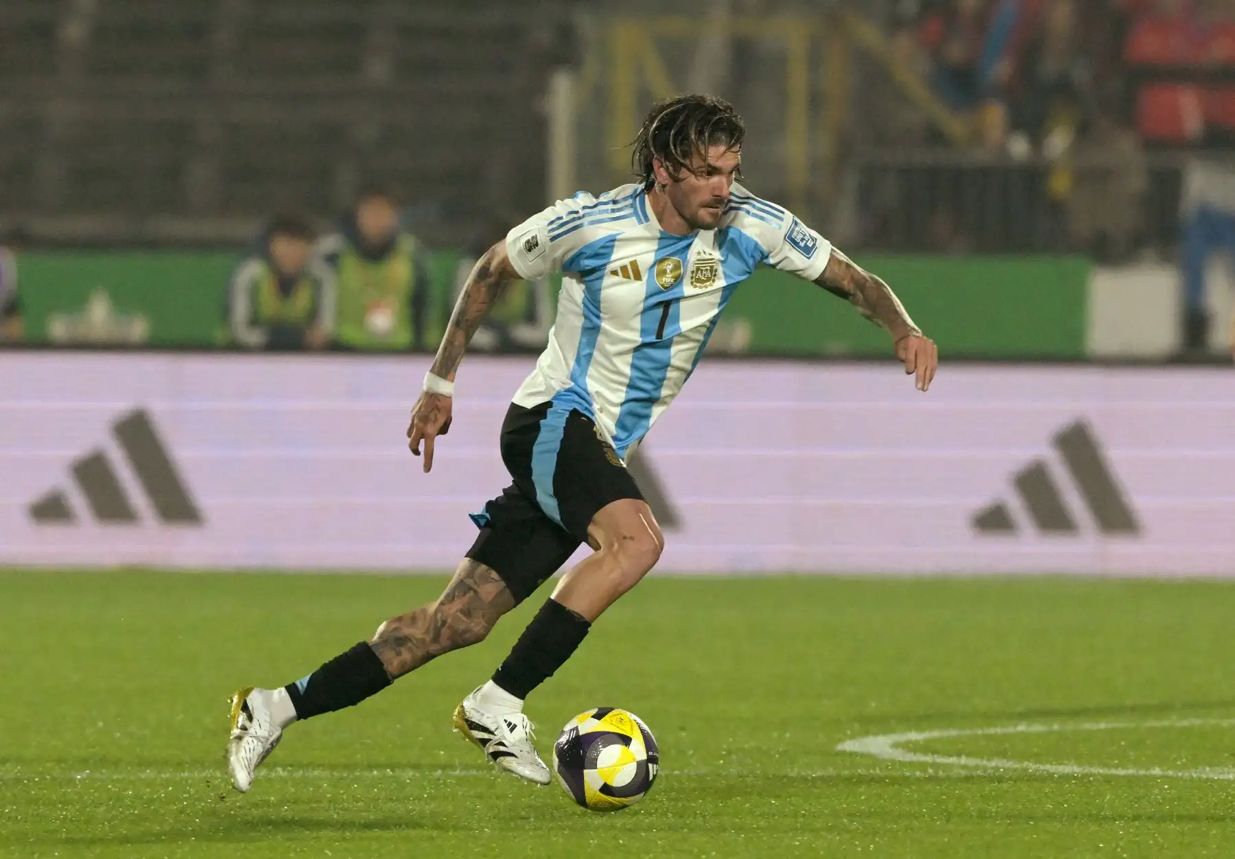 El ganador de una Copa Mundial y dos Copas Américas, quien es considerado uno de los mejores en el mundo en su posición, aporta calidad de clase mundial al mediocampo y experiencia ganando títulos al más alto nivel al plantel.  Foto: AFP